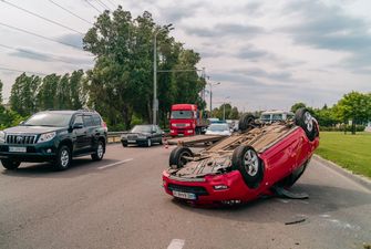 ДТП с опрокидыванием в Днепре: пострадал водитель Mazda