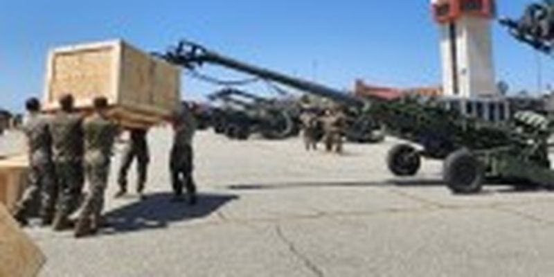 США показали нову партію гаубиць М777 для відправки в Україну