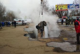 У Росії машина з людьми провалилася в яму з окропом