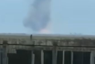 Под Джанкоем все еще горят склады боеприпасов: появились видео последствий удара