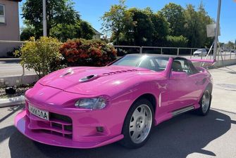 Українець продає у Швейцарії унікальний рожевий Mercedes