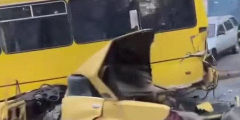 В Одессе в результате ДТП «Жигули» разорвало на части