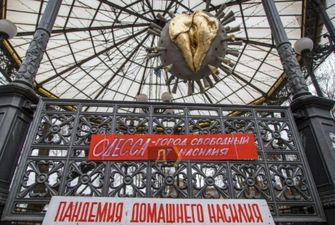 В Одессе снесли скандальный памятник "коронавируса с влагалищем"