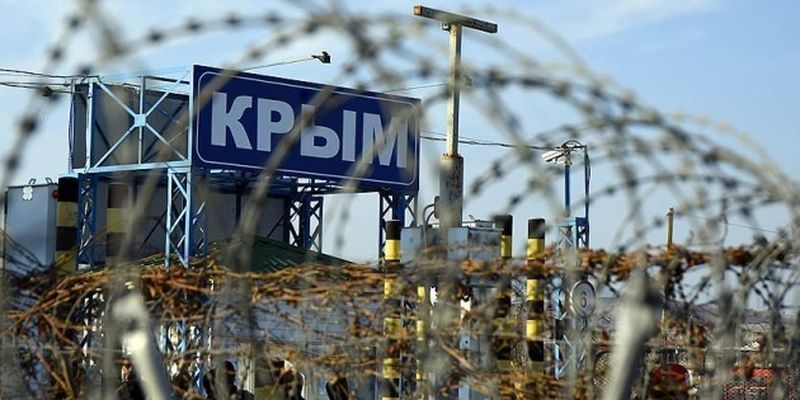 В оккупированном Крыму возле здания ФСБ задержаны более 40 человек
