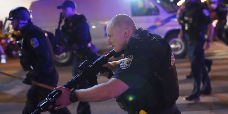 Протести в США: поліцейський отримав поранення