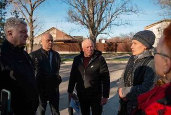 Порошенко привез помощь херсонским военным и встретился с родными погибших в Сиреневом парке. Фото
