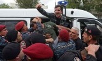 Поліція Вірменії затримала 61 особу на протестах опозиції