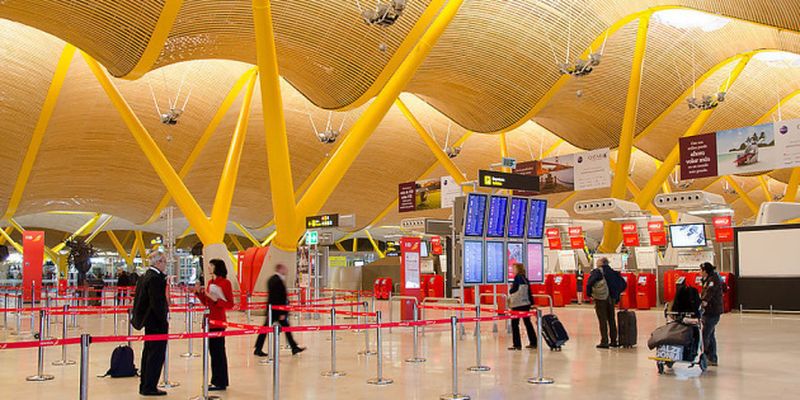 Испания будет пускать в терминалы аэропортов провожающих и встречающих