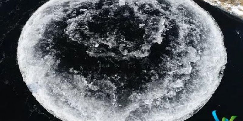Вращающийся ледяной диск на реке в штате Мэн гипнотизирует миллионы людей по всему миру