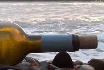 Плавало в море 130 лет: женщина нашла на берегу старинное послание, запечатанное в бутылке