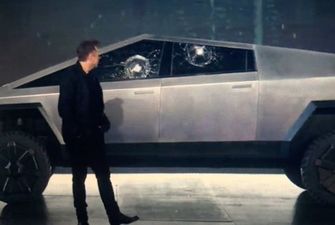 Илона Маска заметили за рулем нового электропикапа Cybertruck