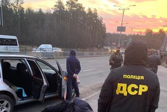 Промышляли возле "Межигорья": в Киеве поймали с поличным "черных" лесорубов