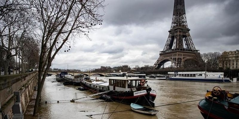 В Париже наводнение, Сена вышла из берегов