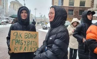 В центре Киева активисты требуют от властей выделять деньги на армию, а не "вкатывать" их в брусчатку