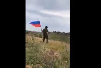 Пречудо російського героїзму: настограмлений в зюзю окупант влаштував демарш з триколором мінним полем