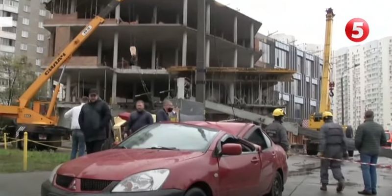 Авто сплюснуло: у Києві будівельний кран впав на машину – включення