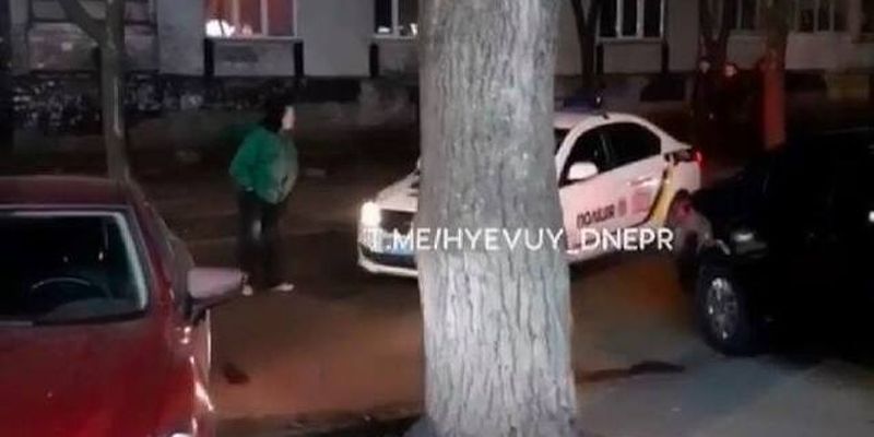 В Днепре женщина бросалась под автомобиль полиции и просила, чтобы ее забрали. Видео