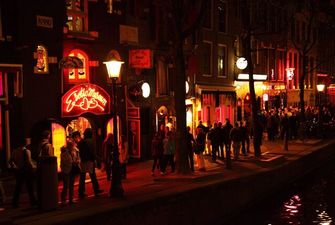 Знаменитый квартал красных фонарей в Амстердаме хотят прикрыть