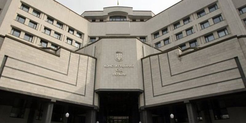 Двоє суддів КСУ не вказали у деклараціях квартиру у Києві та ділянку у Криму