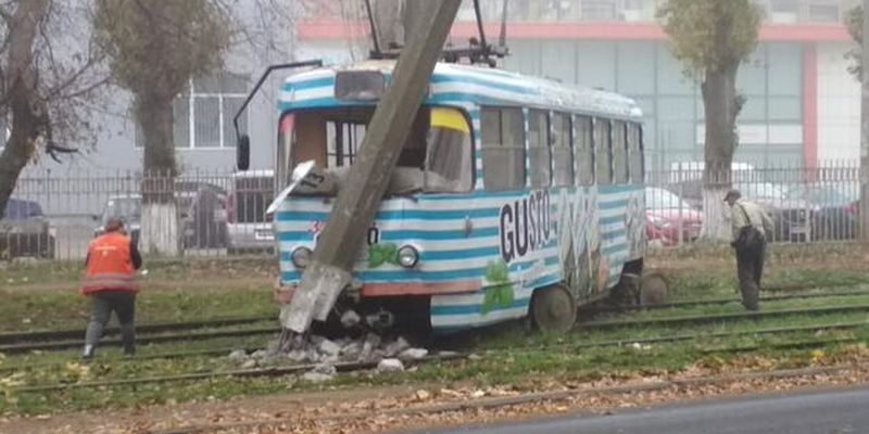 В Одессе трамвай с пассажирами врезался в столб. Фото