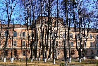 В Черновцах с здания областной больницы сняли мемориальную доску Булгакову