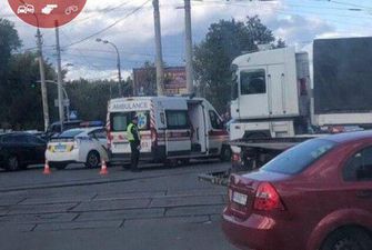 "Сама бросилась": в Киеве грузовик насмерть сбил пешехода
