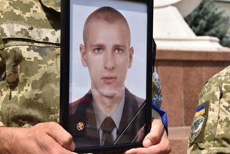 Пришли тысячи: в Хмельницком попрощались с погибшим снайпером ВСУ