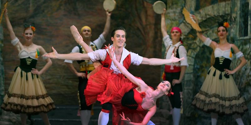 Не попрощались: танцоры из Львова не вернулись в Украину с зарубежных гастролей