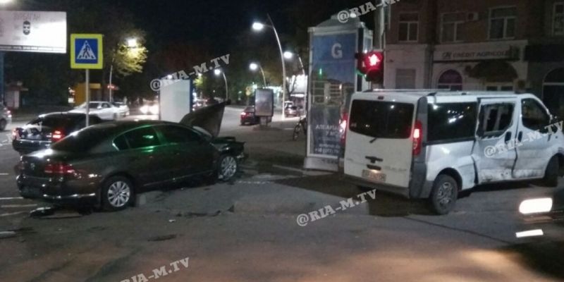 Пешеходы спасались бегством: в центре Мелитополя Volkswagen протаранил микроавтобус Оpel