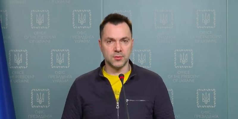 "Они хотят закончить войну": Арестович объяснил поведение верхушки Кремля