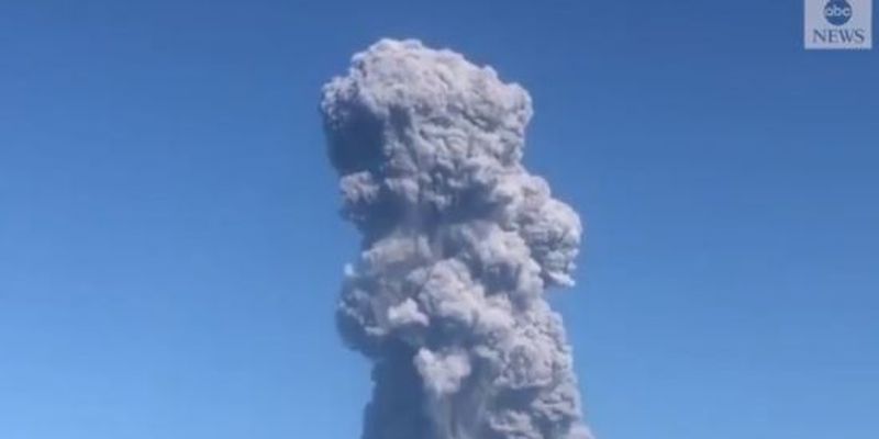 Один з найактивніших вулканів Японії вивергнув попіл на висоту понад кілометр