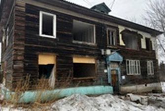 В РФ при попытке собрать дрова в заброшенном доме погибла женщина