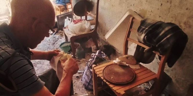 В Мариуполе люди живут среди руин домов и едят заплесневевший хлеб: показали видео