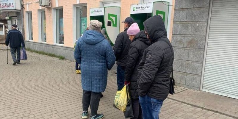 "Шпигуть і нав'язують...": українець ризикнув поповнити картку через термінал "ПриватБанку", довелося пити валеріанку