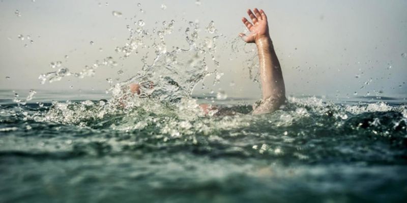 На пляже в Запорожье утонул 14-летний парень