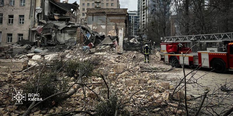 Российский удар уничтожил здание академии имени Бойчука: фоторепортаж с места атаки по Киеву
