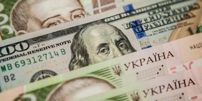 Международные резервы Украины продолжают «таять», гривна заметно ослабла