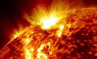 Гигантское солнечное пятно спровоцирует сверхмощную бурю и полярные сияния: когда ее ждать