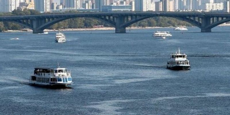 Погиб пассажир: в Киеве на Днепре лодка "влетела" в яхту