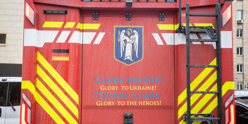 Киев получил от иностранных партнеров современный пожарный автомобиль