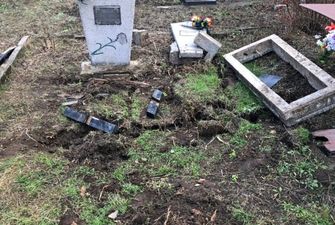 Ночью на днепровском кладбище охотники за металлоломом разрушили десятки могил