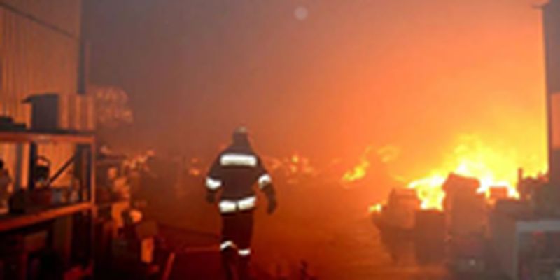 Во Львове произошел масштабный пожар на складе бытовой химии