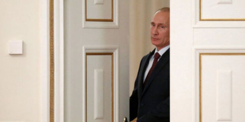 Испуганного Путина застали в туалете за неприличным занятием: "на ходу упало"