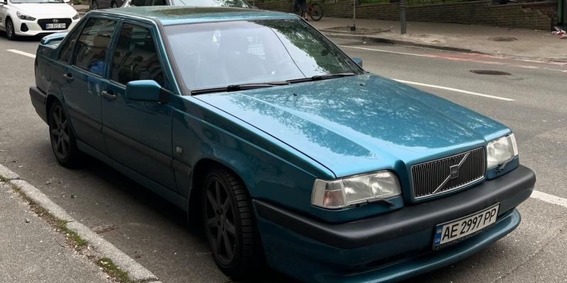 Неприметный раритет: в Киеве заметили заряженный Volvo 90-х