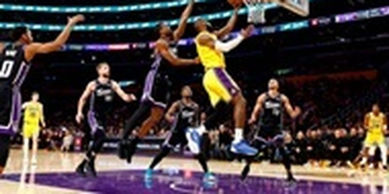 НБА: Сакраменто победил Лейкерс, Голден Стейт - Милуоки