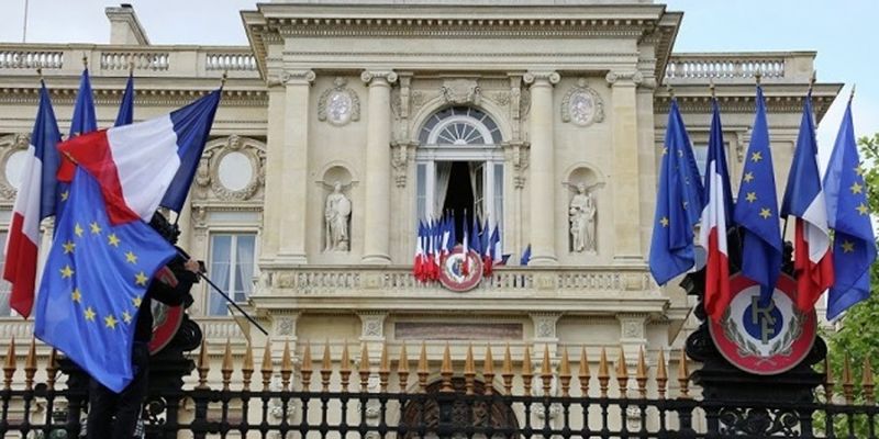 Франция поддерживает дальнейшие переговоры между Арменией и Азербайджаном - МИД