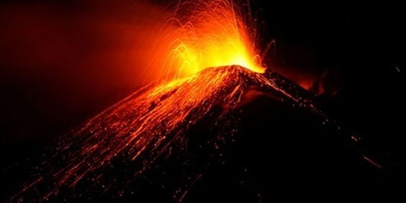 В Италии началось мощное извержение вулкана Этна: зрелищные фото и видео