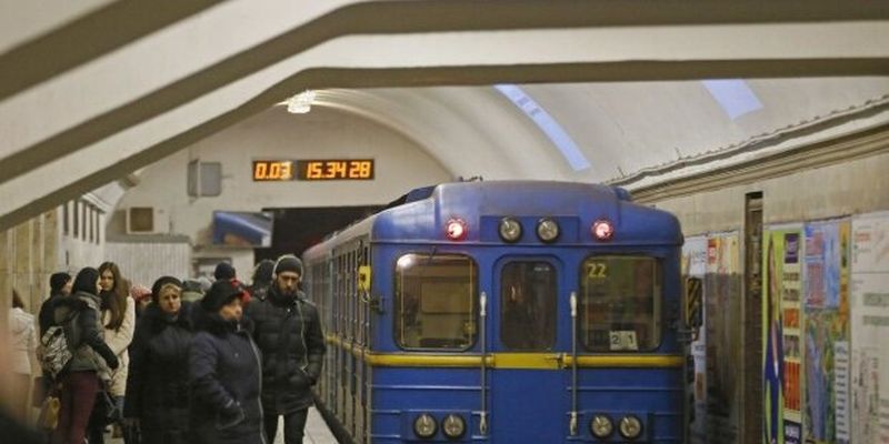 Українці влаштували бенкет прямо у вагоні метро, пасажири ахнули: "А чому б і ні?"
