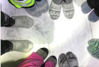 В Финляндии увлеклись забавным развлечением - бегом по снегу в шерстяных носках: фото и видео