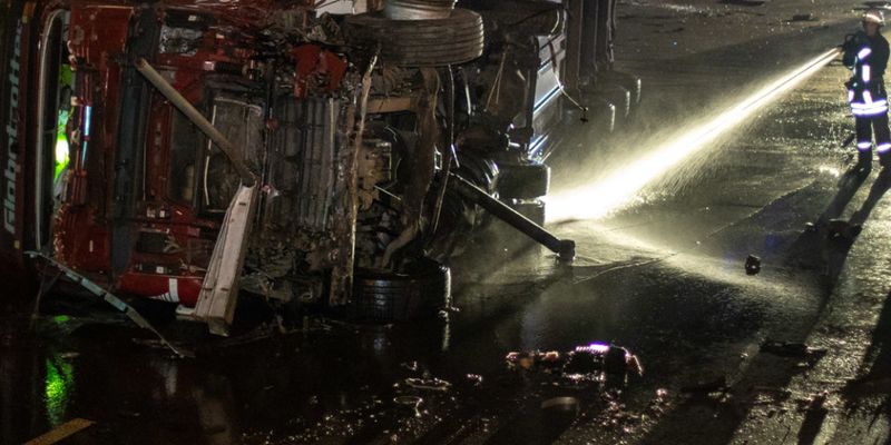 В Киеве многотонная фура свалила ограждение и рухнула с моста